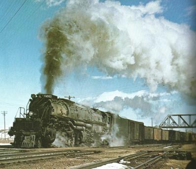Big Boy 4002 samler fart ud af Cheyenne for at klatre op ad Sherman Hill i marts 1955.